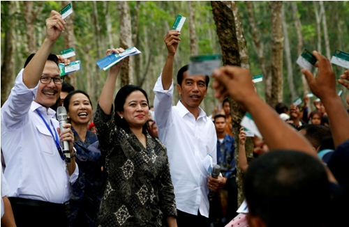 Jokowi Bagikan Ribuan KIS ke Buruh Cilincing